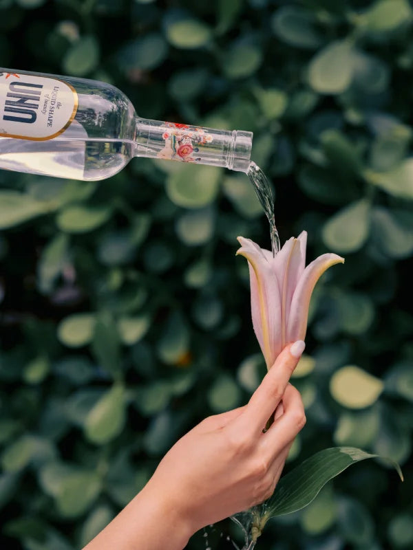 UNA Vodka and flower, the liquid shape of beauty